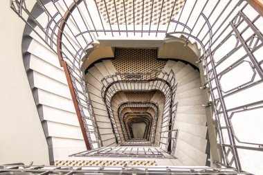 Eski bir evdeki kadim spiral merdiven