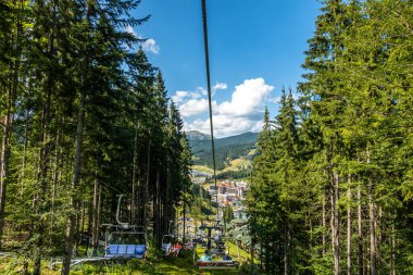 Kayak merkezi yaz doğası arka planı