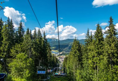 Kayak merkezi yaz doğası arka planı