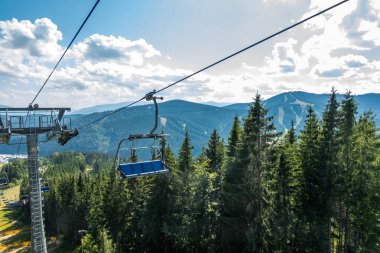 Kayak merkezi yaz doğası arka planı