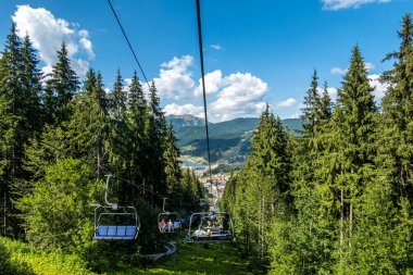 Yazın bir dağ otelinin güzel manzarası