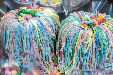 Bir sürü şekerli sakız.