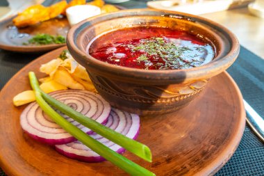 Borscht - Masadaki geleneksel Ukrayna yemeği
