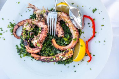 Izgara ahtapot ve şaraplı diğer deniz ürünleri.