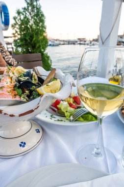 Izgara ahtapot ve şaraplı diğer deniz ürünleri.