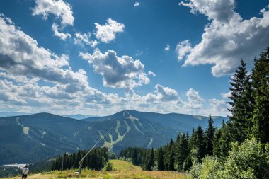 Yazın bir dağ otelinin güzel manzarası