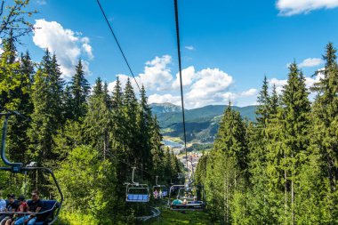Yazın bir dağ otelinin güzel manzarası