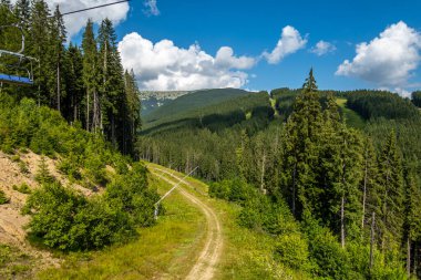 Yazın bir dağ otelinin güzel manzarası