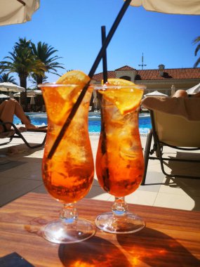 Masada bardakta Aperol kokteyli var.