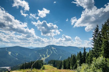 Yazın bir dağ otelinin güzel manzarası