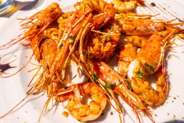 Pirinçli kızarmış karides.