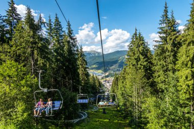 Yazın bir dağ otelinin güzel manzarası