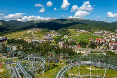 Yazın bir dağ otelinin güzel manzarası