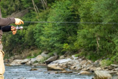 Dağ nehrinde alabalık avlamak