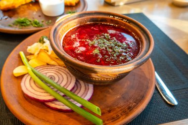 Borscht - Masadaki geleneksel Ukrayna yemeği