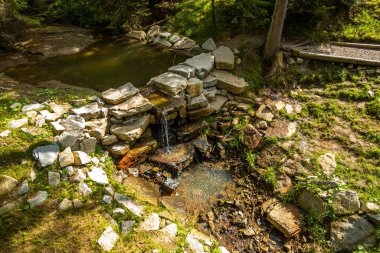 Yazın bir dağ otelinin güzel manzarası