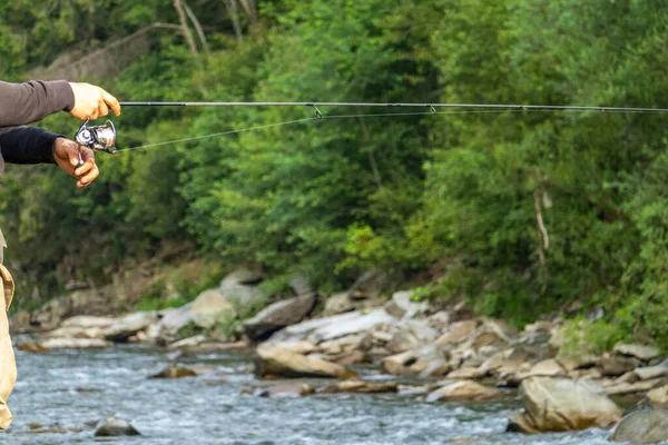 Pesca Truta Rio Montanha — Fotografia de Stock