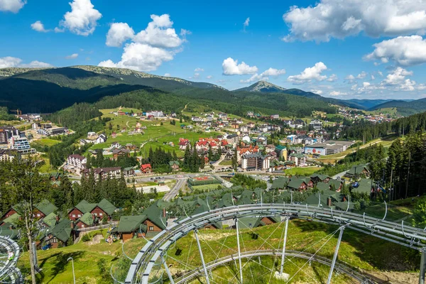 Kayak merkezi yaz doğası arka planı