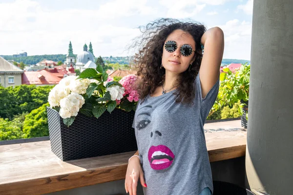 Retrato Cidade Uma Mulher Bonita — Fotografia de Stock