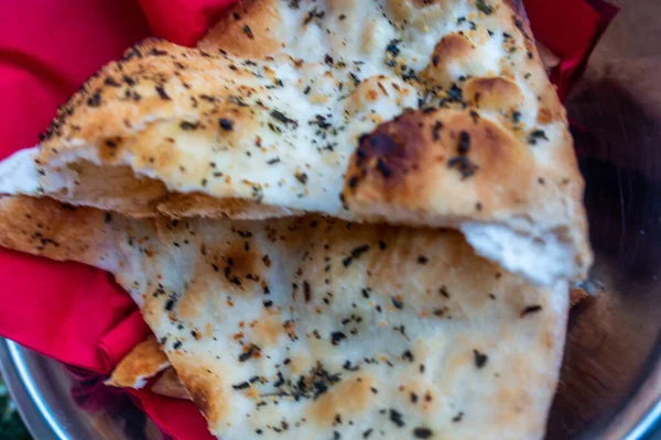 Peynir arkaplanlı pizza.