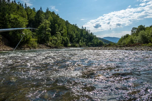 Muhteşem dağ nehri. Büyüleyici bir doğa.