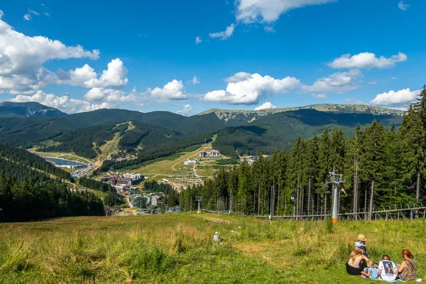 Yazın bir dağ otelinin güzel manzarası