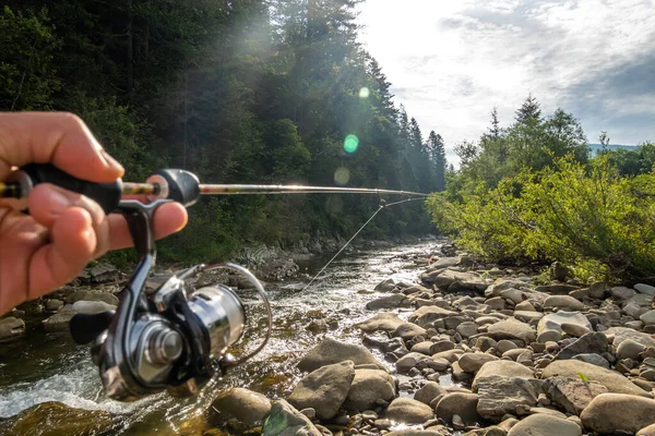 渓流でのマス釣り — ストック写真
