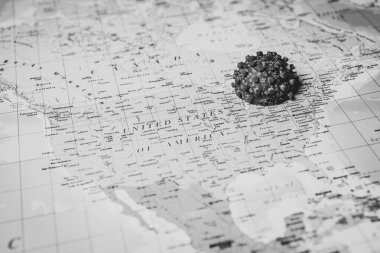 ABD koronavirüs haritası arka planında
