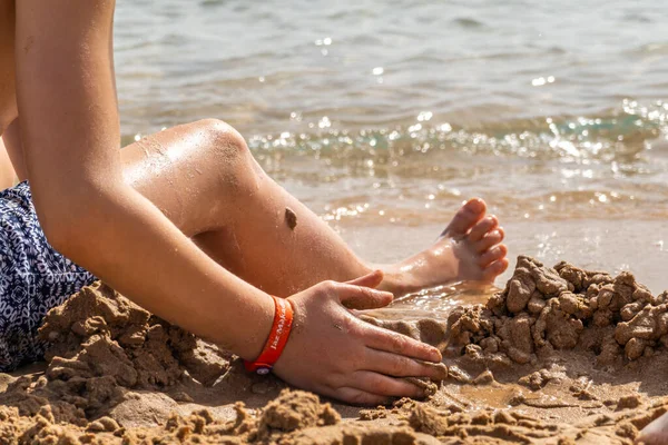 Bambini Che Giocano Con Sabbia Sulla Spiaggia — Foto Stock