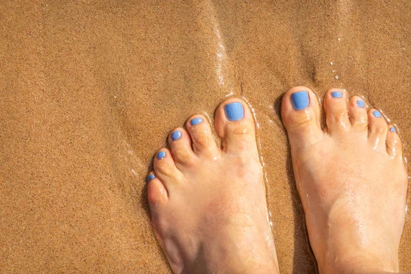 Beautiful Legs Manicure Sea Sand — Stock Photo, Image