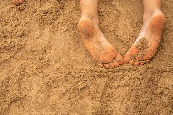 Les Pieds Des Enfants Sur Sable Sur Plage Mer — Photo