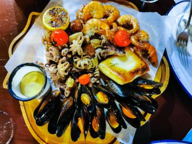 Deniz ürünleri arka planında büyük bir tabak.