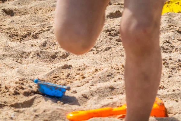 Pés Criança Areia Praia Mar — Fotografia de Stock