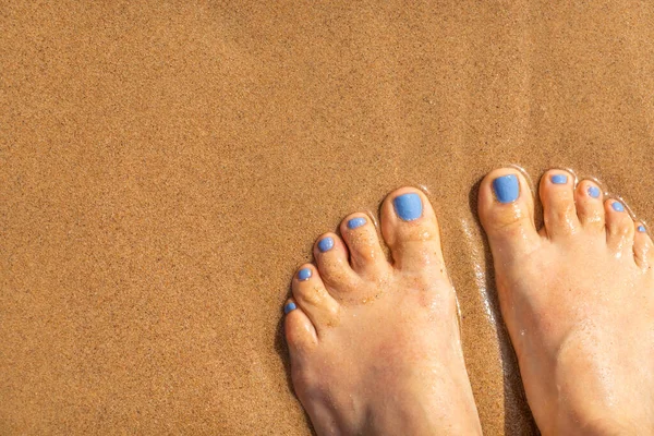 Beautiful Legs Manicure Sea Sand — Stock Photo, Image