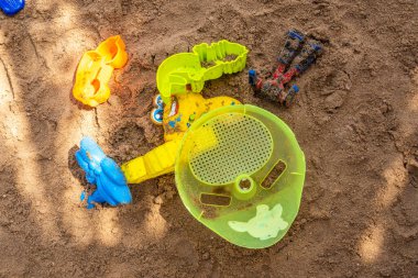 Sahilde oynamak için çocuk oyuncakları.