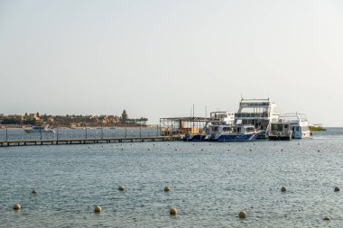 Sabah arkaplanda güzel bir deniz manzarası