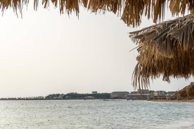 Sabah arkaplanda güzel bir deniz manzarası