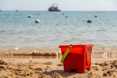 Sahilde oynamak için çocuk oyuncakları.