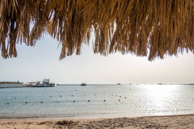 Sabah arkaplanda güzel bir deniz manzarası