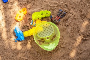 Sahilde oynamak için çocuk oyuncakları.