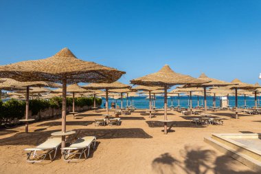 Deniz kıyısındaki bir tatil köyünde güzel bir sahil