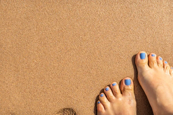 Beautiful Legs Manicure Sea Sand — Stock Photo, Image