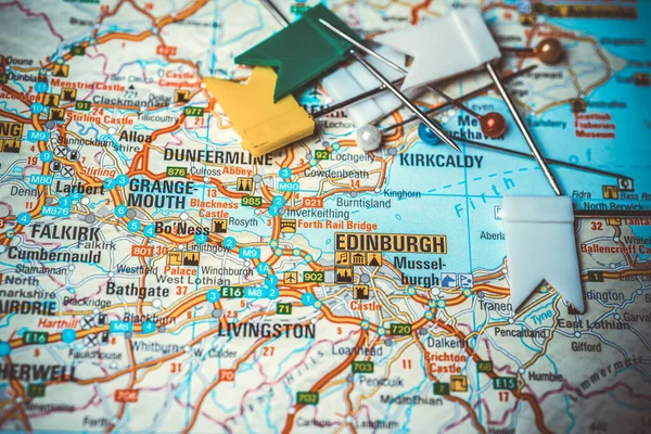 爱丁堡在一张欧洲背景的地图上 — 图库照片