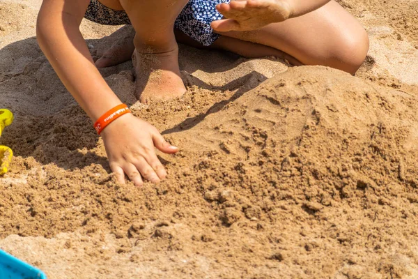 Kinder Spielen Mit Sand Strand — Stockfoto