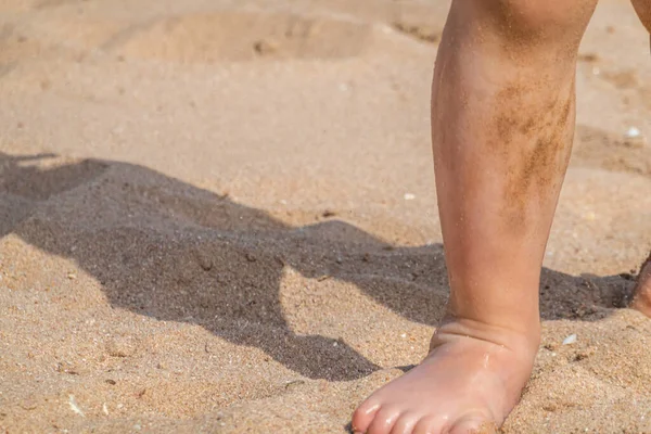 Pés Criança Areia Praia Mar — Fotografia de Stock