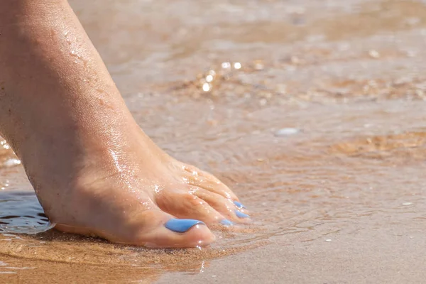 Beautiful Legs Manicure Sea Sand — Stock Photo, Image