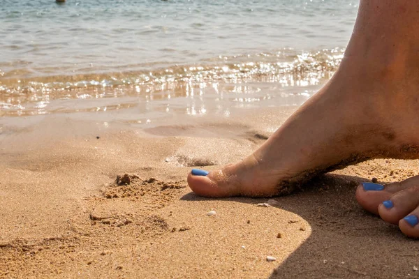 Belas Pernas Com Manicure Areia Mar — Fotografia de Stock