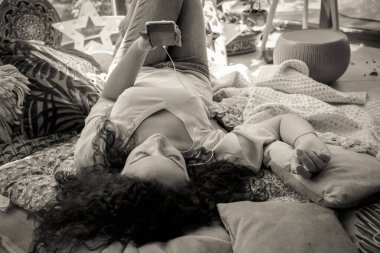 Rahat bir atmosferde güzel bir kızın portresi.