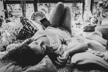 Rahat bir atmosferde güzel bir kızın portresi.