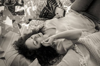 Pencerenin yanında kupası olan güzel bir kız.